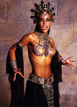 fuckyeahcostumedramas:Aaliyah in ‘Queen of the Damned’ (2002). 