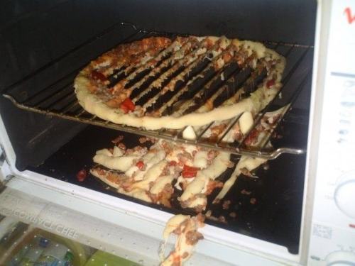 pleatedjeans:21 People Who Have No Idea What They’re Doing in the Kitchen