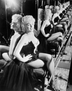 talesfromweirdland:Marilyn Monroe backstage