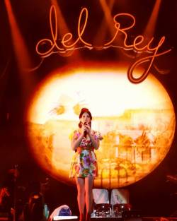 lanasdaily:Lana Del Rey performs at Festival