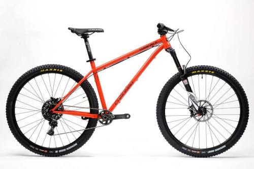 gt-x325: masahirov:  gt-x325:  chromagbikes:  Surface  随分とヘッドが寝たね。ヘッドチューブも４４からインセット・テーパーになったし・・・BAでは
