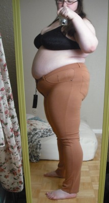 apr3tty1itt13chubbything:  biggirlsrockmyworldx:  thegoodhausfrau:  Ditch the pants! I decided camel is not my color.  Heaven…I see Heaven on my dash….  I love her :)