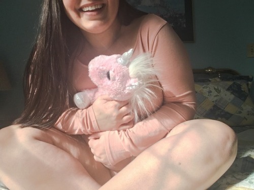 graciebabyox:  littleshakespeareanbaby:  Smiles & Unicorns  What a little cutie 