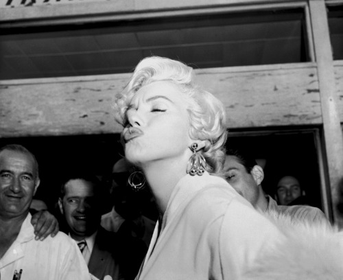 infinitemarilynmonroe:Marilyn Monroe photographed upon her arrival in New York, 1954.