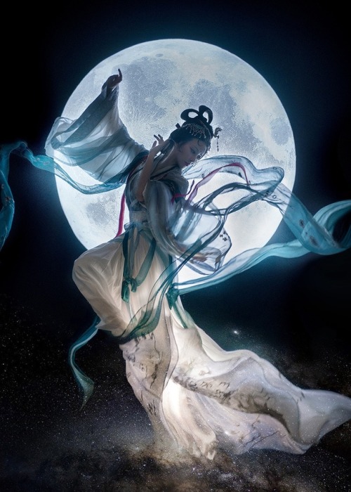 ziseviolet:Hanfu photoset via coser小梦, Part 8/?According to Chinese legend, the white Jade Rabbit (玉