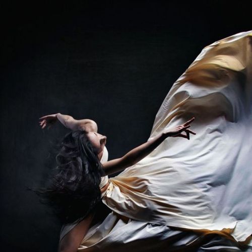 “Vadim Stein is a Ukrainian photographer who captures elegant pictures of dancers in motion.&r