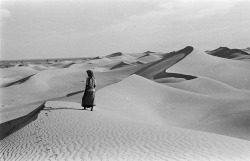 humanoidhistory:  A Bedouin stands in magnificent