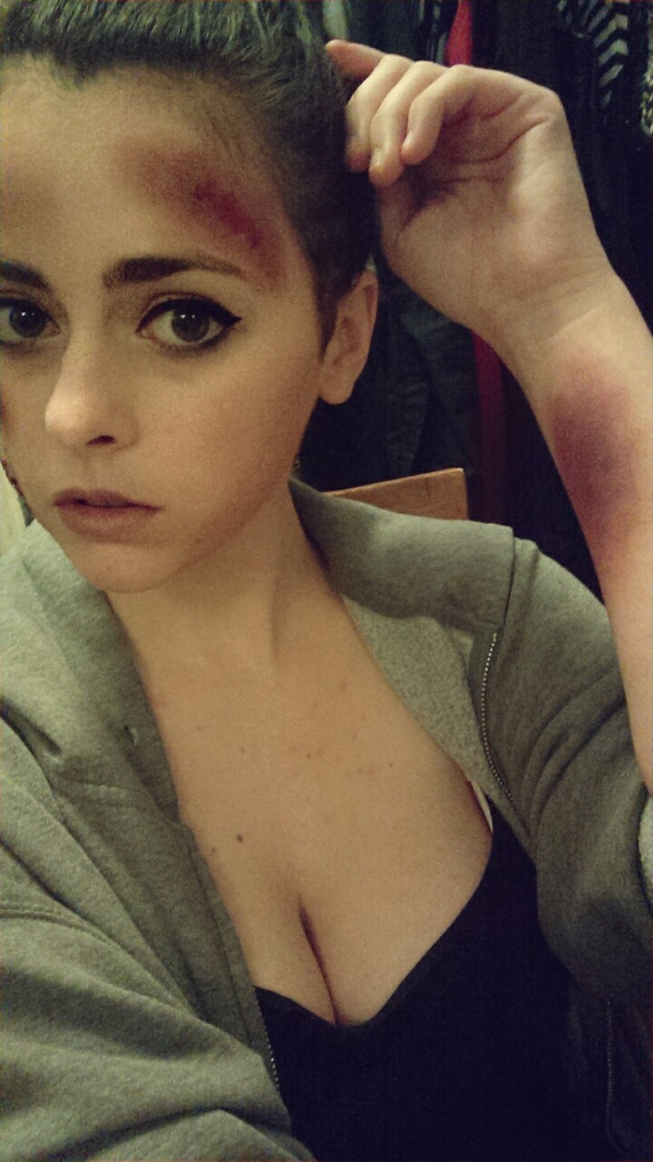 aphroditescurves:  bisexualbeautyqueen:  Playing with fx makeup😏😎  Teach me