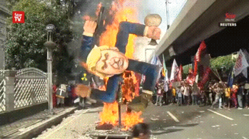 ddestr0yedd: kropotkindersurprise: November 13 2017 - Protesters in Manila burn a