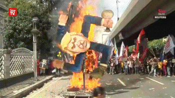 ddestr0yedd: kropotkindersurprise: November 13 2017 - Protesters in Manila burn a very subtle effigy of Trump, with a Duterte effigy hiding behind his legs, in protest of Trump’s visit to the Philippines. [video]  The Philippines don’t fuck around
