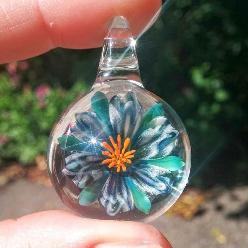 Nice sunny day for some pics! A new flower I made. #glasspeace #flowerpower #glassflower #glasspenda