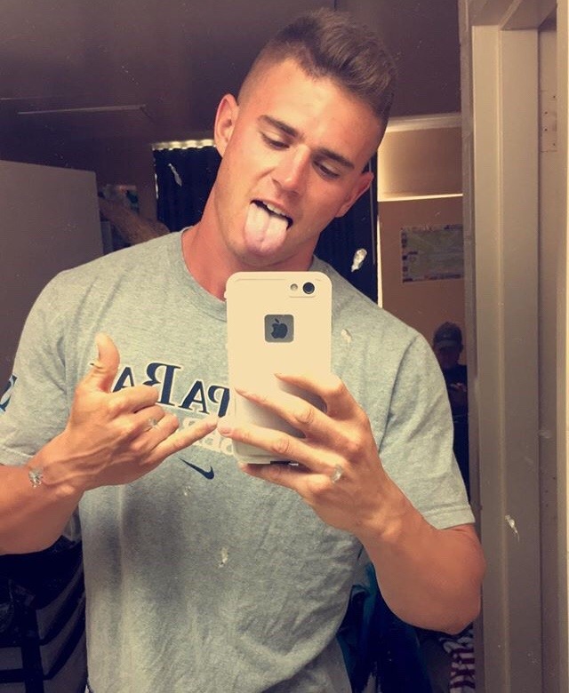 rangeos:  sexyfantasybro:  Let’s make that mouth useful, bro.   Toujours aussi