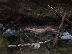 es-ayy:  lunarfossil:  Bathing in Crystal River!! Right before I sat behind a waterfall and rebirthed… amazing quartz EVERYWHERE… the water was so cold, I was screaming and laughing in this picture! ahhh!! Didn’t even know Syrah was snappin’ away,