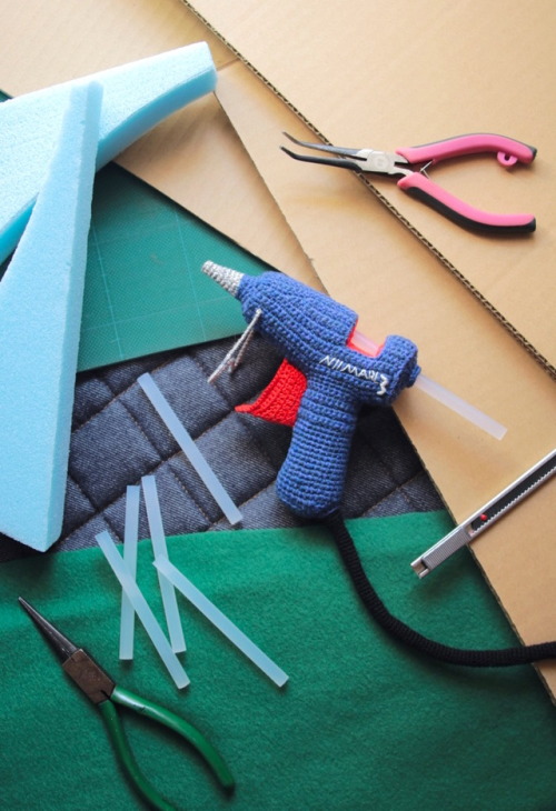 編みグルーガン　2018第28回連載　編み師のあみつぶしとても便利「編みグルーガン」がある風景。毛糸素材と相性抜群のグルーガン。スティック樹脂を熱で溶かし接着剤として使うピストル型の工具。使い方も簡単