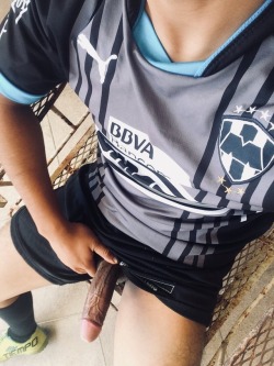 vergasmxblog:Con uniforme de fútbol y enseñando
