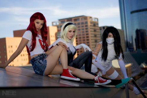 cosplayandgeekstuff: Hendo Art (USA) as Mary Jane. Lostweasleychild Cosplay  (USA) as Spider-Gwen.