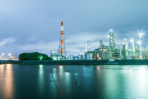 Chemical Plants at Night in Yokkaichiせっかく四日市のホテルに泊まったので、最寄りの工場夜景スポットに行ってきました。川崎より好きかも♡location： 三重県四