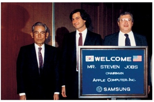 historicaltimes: Steve Jobs meets Lee Byung-chul, the founder of Samsung group. Seoul, November 1983