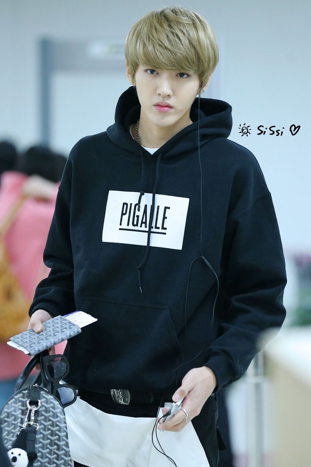 EXO Saranghaja - Kris Wu @ Beijing Airport leaving for