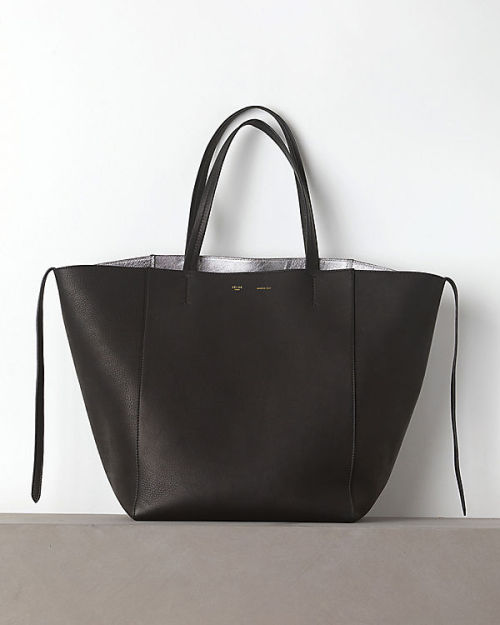 Celine Cabas Phantom
Yes it is expensive. And it’s expensively tempting. Celine keeps sweeping off our feet. For the ladies who loves simplicity. Here’s simple with luxury.