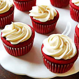 everybody-loves-to-eat:  red velvet everything. 