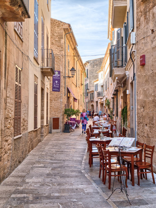 Streetside restaurant in Alcudia, Majorca / Spain (by capricorn). 