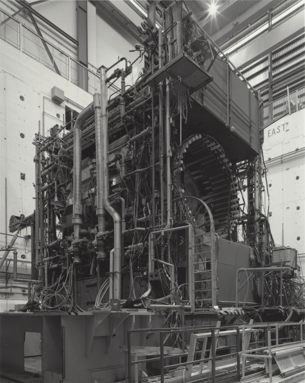 bobbycaputo:  Inside the World’s Grandest Science Machines   As scientists around