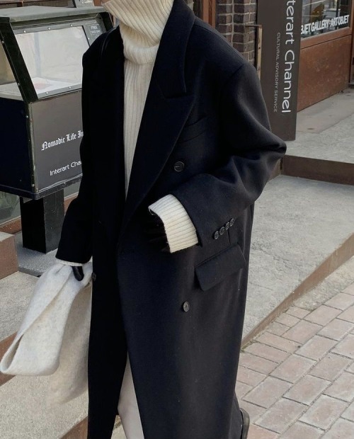 minimalstreetwear:Oversized Black Coat Outfit