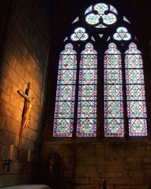 #notredame #paris #gothic #gothicstyle #stainedglass #france #fujifilm #vmribeiro (em Notre Dame Par