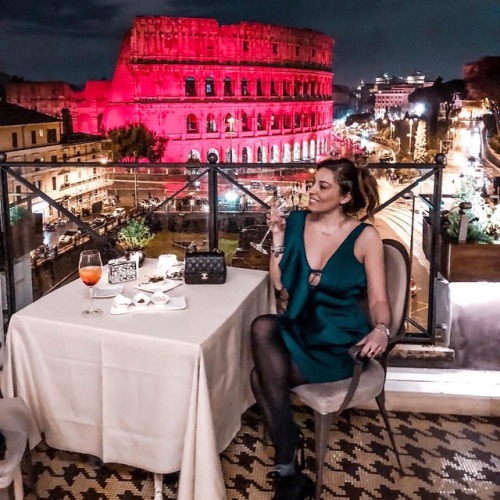 Un aperitivo unico qui a @palazzomanfredi dove il Colosseo diventa tutto rosso (per i martiri cristi