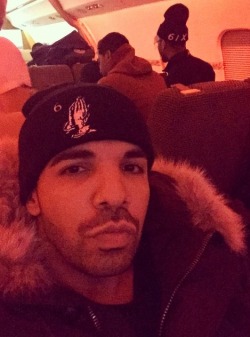 lean-mami:  badgal4drizzy:  Drake’s selfie