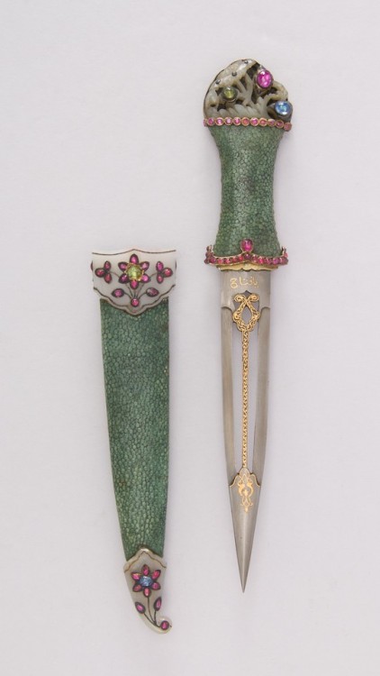 historyarchaeologyartefacts:Dagger and sheath ornamented with Shagreen (Shark Skin), jade, gold, rub