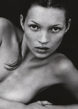 usne:  labsinthe:  Kate Moss photographed