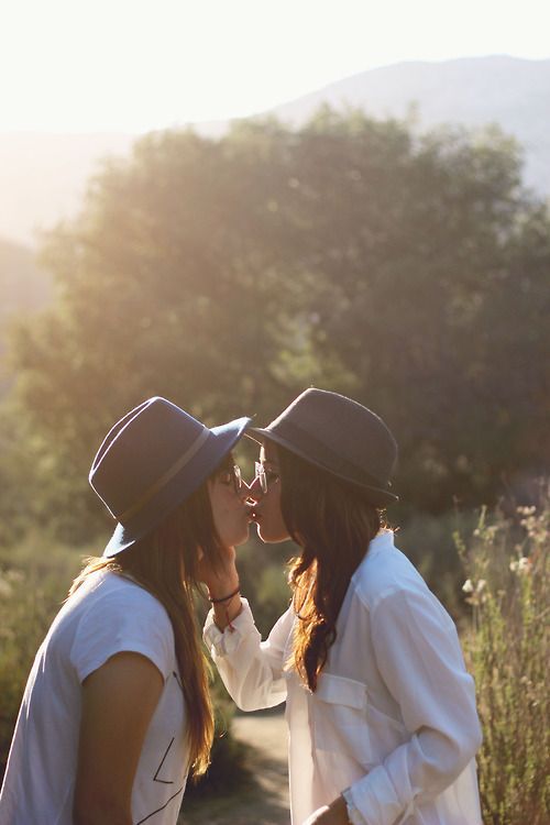lipstick-lesbian:  ♀♡♀ 