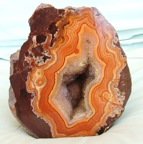 an-animal-imagined-by-poe:  Geodes are pretty much my favorite thing ever. I’m one of the Khazad, okay? 