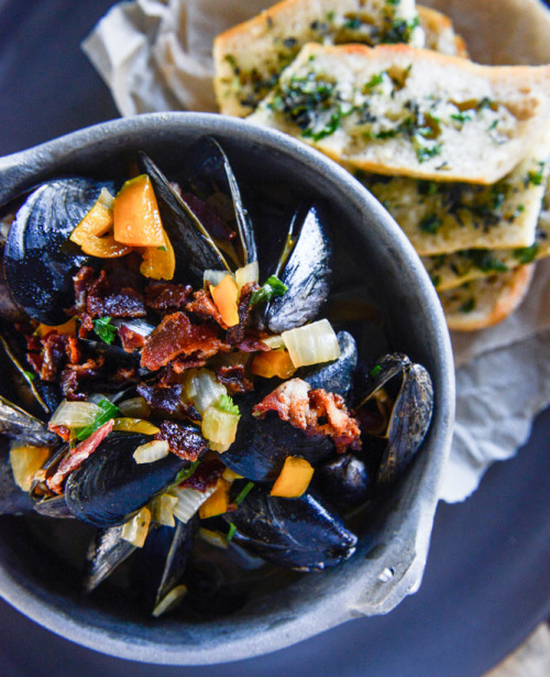 do-not-touch-my-food:Honey Beer Steamed Mussels with Herb Butter Baguettes