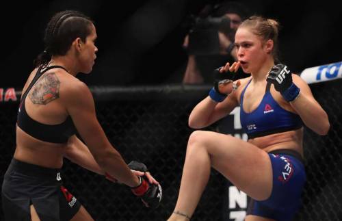 Amanda Nunes reveals what she said to Ronda Rousey in the octagon after fight bit.ly/2io19Cc