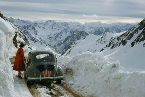 pankratius:

A woman surveys a treacherous mountain pass in the Pyrenees of France, 1956  -  Photograph by Justin Locke, National Geographic #misc