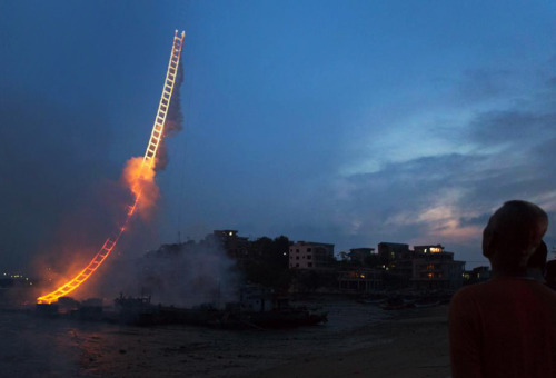 thekhooll:  Sky Ladder Cai Guo-Qiang Sky Ladder, realized at Huiyu Island Harbour, Quanzhou, Fujian, June15, 2015 at 4:49 am, approximately 2 minutes and 30 seconds. On June 15, 2015 at 4:49 am, Cai Guo-Qiang realized the explosion event Sky Ladder