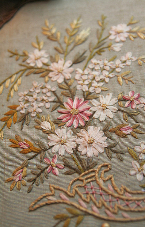 afaerytalelife:Face Screen with Floral Embroidery.Face screens were used to shield one’s face 