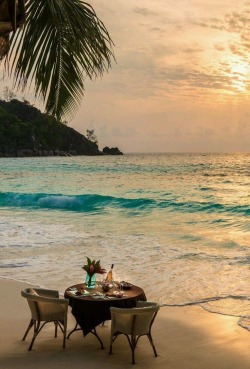 they-call-me-nita:  Dinner on the beach 