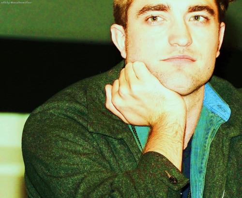 socalmom2four:  #365DoR ~ Day 200 ~ 7.19.13 ~ Favorite pic of Rob from Comic Con 2011…picked my top 10! Even with his Cosmopolis hair cut he still managed to look amazing…as always. <3 