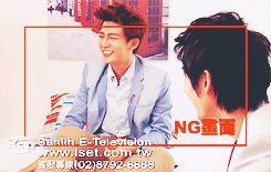 xsweetwhispers:  Aaron’s 2013 drama | 就是要你愛上我 ♥ Just You ⇢ bts » aaron feels ‘naked’ (//･_･//)  Aaron: “Return me my blanket! *hits bed* You’re meant to leave it behind! *hits bed again & dies from loling*”