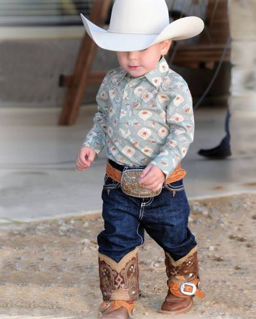 vanevanesoy:  Sueño con que llegue el día que pueda ser mamá y vestir a mi hijo asi 💕