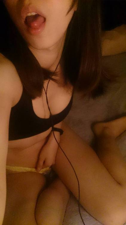 Big dicks make me horny.大肉棒都會讓我變成小騷貓