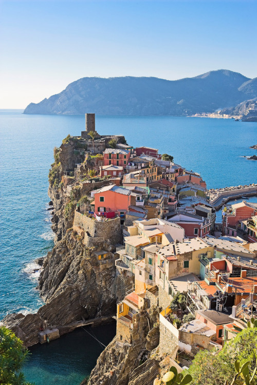 travelingcolors:Vernazza, Cinque Terre | Italy (by SalvadoriArte)