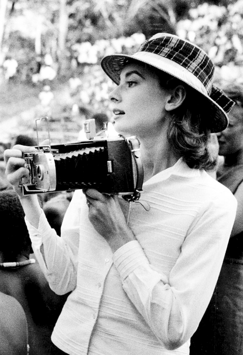 arabamolsamontgiymezdim:  Audrey Hepburn Ingrid Bergman Elizabeth Taylor with a Rolleiflex,