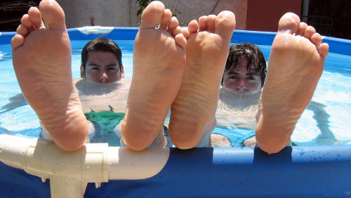 thomasmcdonough321:achillesheelart:Pool feet.Sexy wrinkled pool soles.
