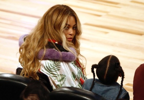 queenbeyduh:  OOP 😂 Sis got caught by Bey!