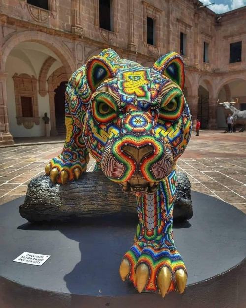 mexicoporsiempre:Arte Wixárica, en el Palacio Clavijero. Morelia, Michoacán.